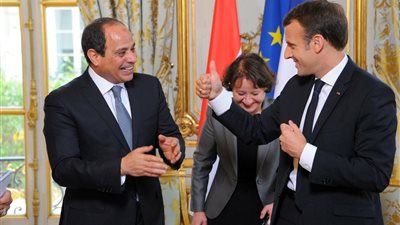من الإسكندرية.. ماكرون ينشر فيديو زيارته لعروس البحر المتوسط 