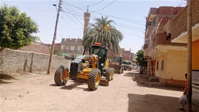 استمرار حملات تسوية وتمهيد الشوارع بقرى القوصية.. ورئيس المركز يتابع الأعمال