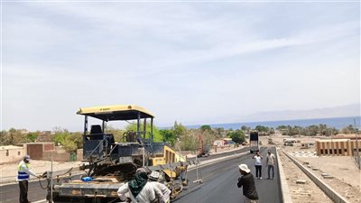استمرار تطوير وازدواج شارع الترابين بمدينة نويبع