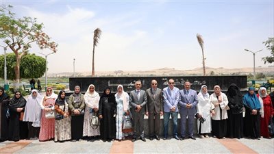 محافظ المنيا يهنئ حجاج الجمعيات الأهلية ويؤكد:أنتم سفراء الوطن في الأراضي المقدسة