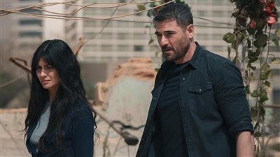 صور تجمع أحمد عز وتوبا بويوكستون من كواليس مسلسل «الأمير»