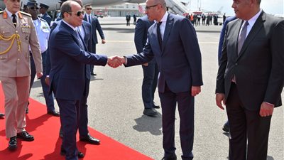 لحظة وصول الرئيس السيسي كينيا للمشاركة في قمة إفريقيا– فرنسا