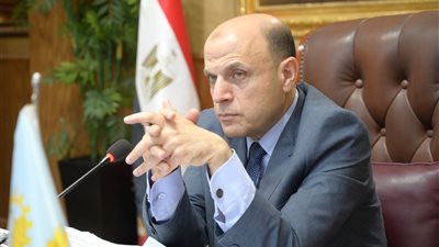 محافظ الغربية يناقش ملفات التنمية والخدمات ويؤكد تعظيم الموارد وتحسين الأداء