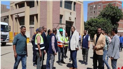 رئيس مياه سوهاج يتفقد محطات مياه الشرب بأخميم ويكرم مسئولى خدمة العملاء