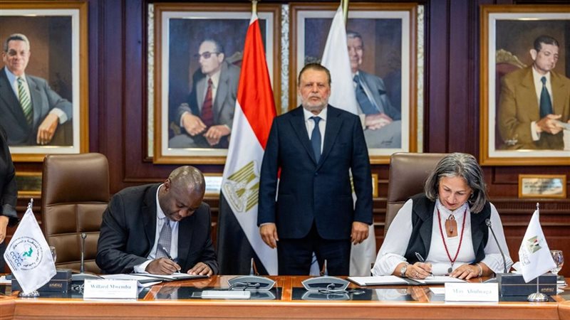 لحظة توقيع مذكرة التفاهم