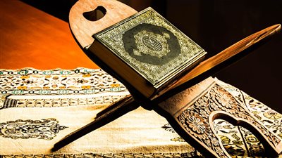 هل يجوز قراءة القرآن بالحذاء؟.. أمين  فتوي بدار الإفتاء المصرية يجيب