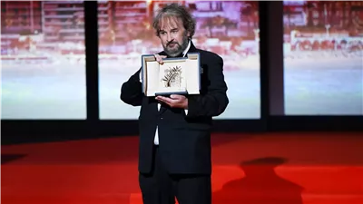 إيليا وود يمنح بيتر جاكسون السعفة الذهبية الفخرية في كان السينمائي