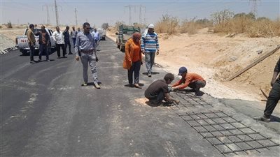 استمرار أعمال رصف طريق الجبانات بدشلوط في ديروط ضمن الخطة الاستثمارية