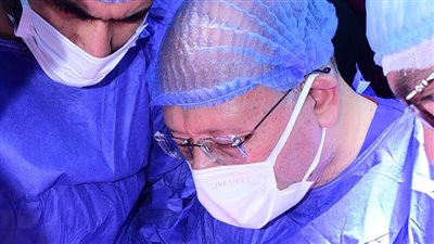 رئيس جامعة سوهاج يقود فريقا طبيا لإنقاذ زراع شاب عشريني.. ما القصة؟