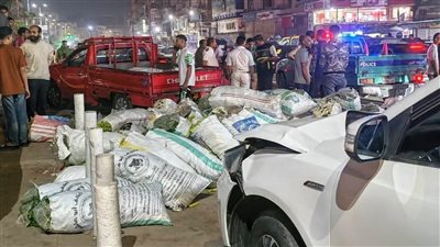 انقلاب نصف نقل محملة بالخضروات واصطدامها بملاكي بشارع البحر بالمحلة دون إصابات