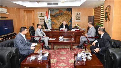 محافظ الفيوم يبحث تحديات قطاع البريد وتجديد عقود سبعة مقرات