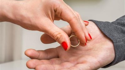 فسخ العقد بعد 6 أشهر زواج.. عضو بالأمومة والطفولة تعلن مفاجأة