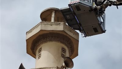 الأوقاف والأجهزة المعنية تُزيل خطرًا أعلى مئذنة مسجد بمدينة نصر