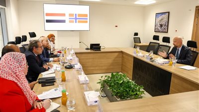 جهاز تنظيم إدارة المخلفات يتعاونان مع السفير النرويجي في مجالات البيئة والطاقة
