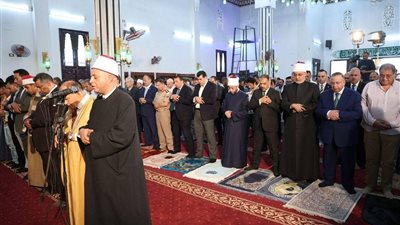 وزير الأوقاف والمفتي ومحافظ الشرقية يؤدون صلاة الجمعة بمسجد عبد الحليم محمود