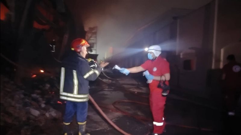 الهلال الأحمر بمكان الحريق 