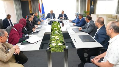 وزير العمل ومحافظ أسوان يجتمعان مع اللجنة الإستشارية لرعاية وتشغيل العمالة غير المنتظمة