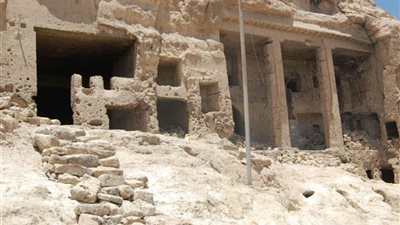 لغز مقابر مير.. كيف وثّق المصري القديم حياته داخل الجبل؟