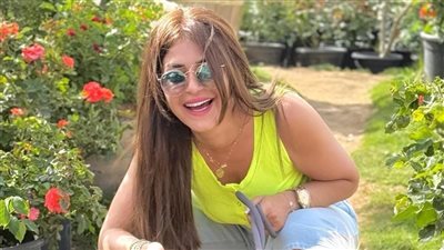 «متبقوش أنتم والدنيا عليهم حرام».. منة فضالي تواصل الدفاع عن الحيوانات الضالة