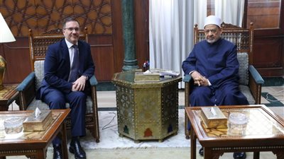 شيخ الأزهر يبحث مع السفير البريطاني بالقاهرة سبل تعزيز التعاون