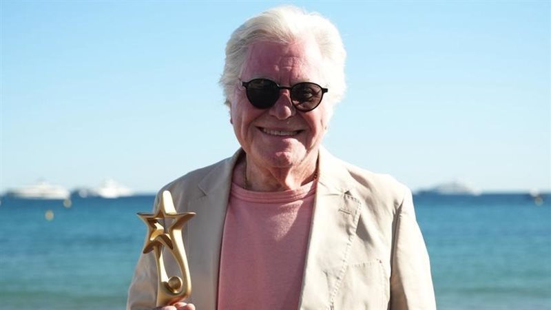 حسين فهمي يتسلم جائزة شخصية العام السينمائية العربية