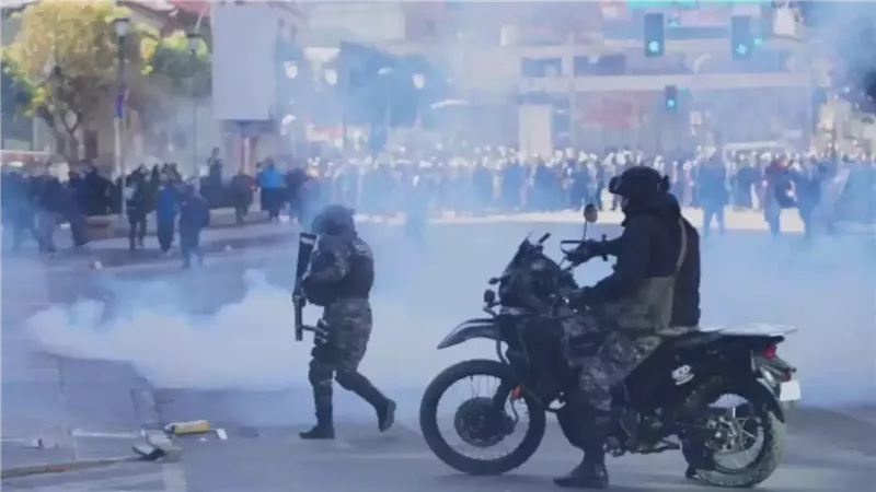 الشرطة البوليفية تشتبك مع محتجين