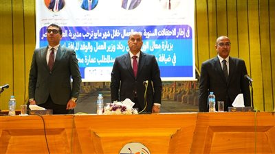 وزير العمل بالأقصر يسلم ماكينات خياطة لخريجات التدريب المهني ويدعم تمكين المرأة