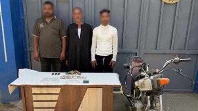 ضبط عنصرين جنائيين بالمنيا بعد الاعتداء على شخص وبحوزتهما مخدرات وأسلحة بيضاء