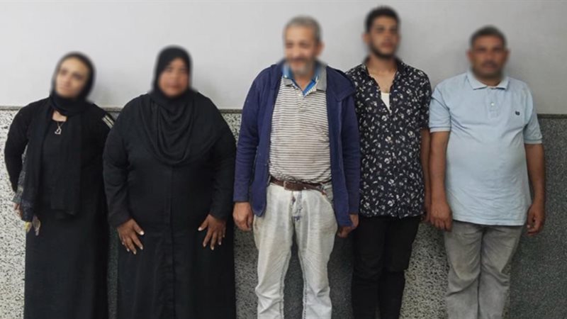 المتهمون عقب القبض عليهم
