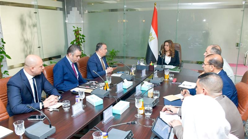وزيرة التنمية المحلية تبحث تطوير منظومة الميكروباص