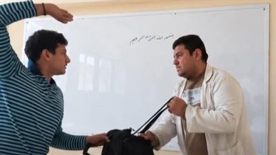 دون تربية ولا تعليم.. طالب يُهين مُدرس داخل الفصل