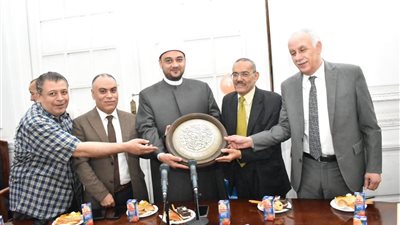 المجلس الأعلى للشئون الإسلامية يكرم مدير عام المخطوطات تقديراً لمسيرته المهنية