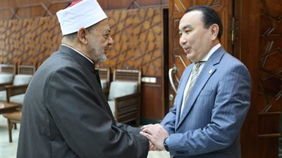 شيخ الأزهر يبحث مع سفير كازاخستان لدى القاهرة تعزيز التعاون العلمي والدعوي