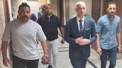 نائب رئيس جامعة أسيوط  يزور مصابي حادث أبنوب بمستشفى الإصابات الجامعي