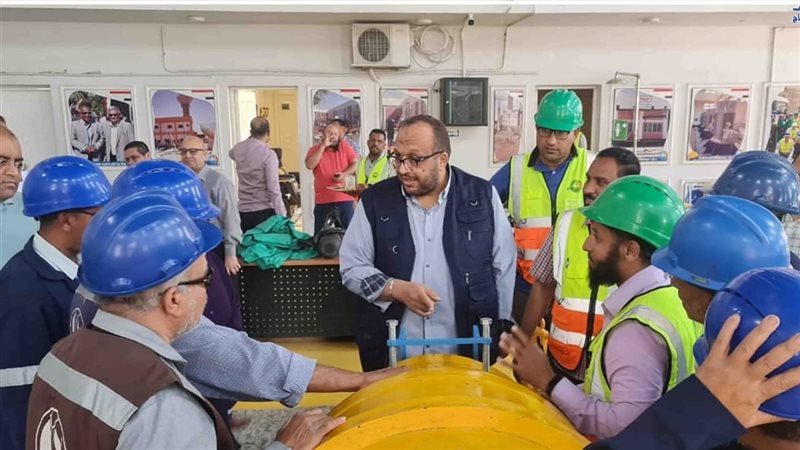 رئيس مياه سوهاج مع العاملين 