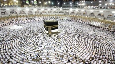  جموع المعتمرين تتوافد إلى المسجد الحرام في مشهد يفيض بالسكينة