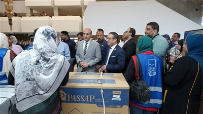 محافظ أسيوط يشهد توزيع أجهزة كهربائية وأثاث منزلي وكراسي متحركة