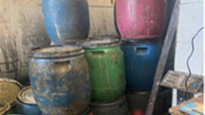 ضبط مصنع زيوت غير مرخص بالقاهرة بداخله 11 طن زيت طعام مجهوله