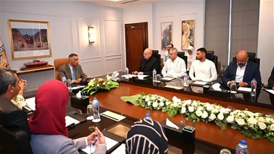 محافظ جنوب سيناء يلتقي المطورين العقاريين بشرم الشيخ لبحث أزمة الإسكان