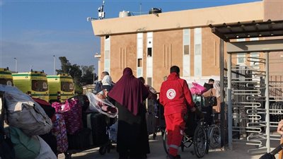 الهلال الأحمر المصري يستقبل الدفعة 43 من المصابين الفلسطينيين