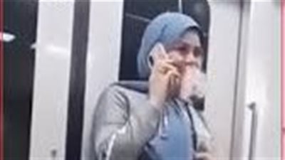 بملابس محتشمة.. فتاة تدخن بإحدى محطات المترو رغم منعه