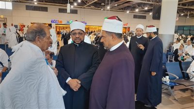 أمين مجمع البحوث الإسلاميَّة يتفقَّد قافلة التوعية بموسم الحج في مطار القاهرة