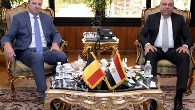 وزير الطيران يبحث مع سفير بلجيكا تعزيز الربط الجوي بين البلدين