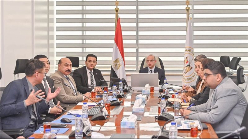 وزير الاستثمار وقيادات الشركة الصينية
