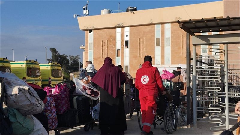 الهلال الأحمر المصري يستقبل دفعة من المصابين الفلسطينيين