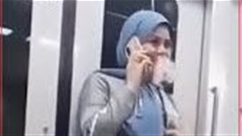 فتاة تدخن بإحدى محطات المترو رغم منعه