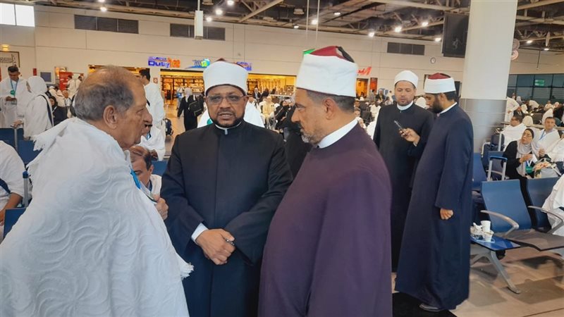 الجندي خلال تواجده مع الحجاج في المطار 
