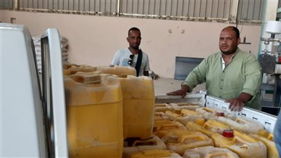 ضبط نصف طن زيت طعام منتهي الصلاحية وأغذية في حملات تموينية بالاقصر