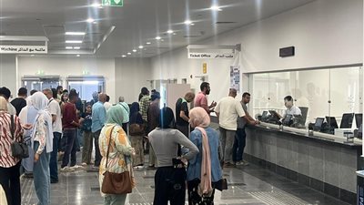 إقبال  كبير من المواطنين على محطات المرحلة الأولى لمونوريل شرق النيل
