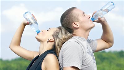 أبرز الأخطاء الشائعة المرتبطة بشرب الماء.. كيف تتجنبها لصحة أفضل؟ 